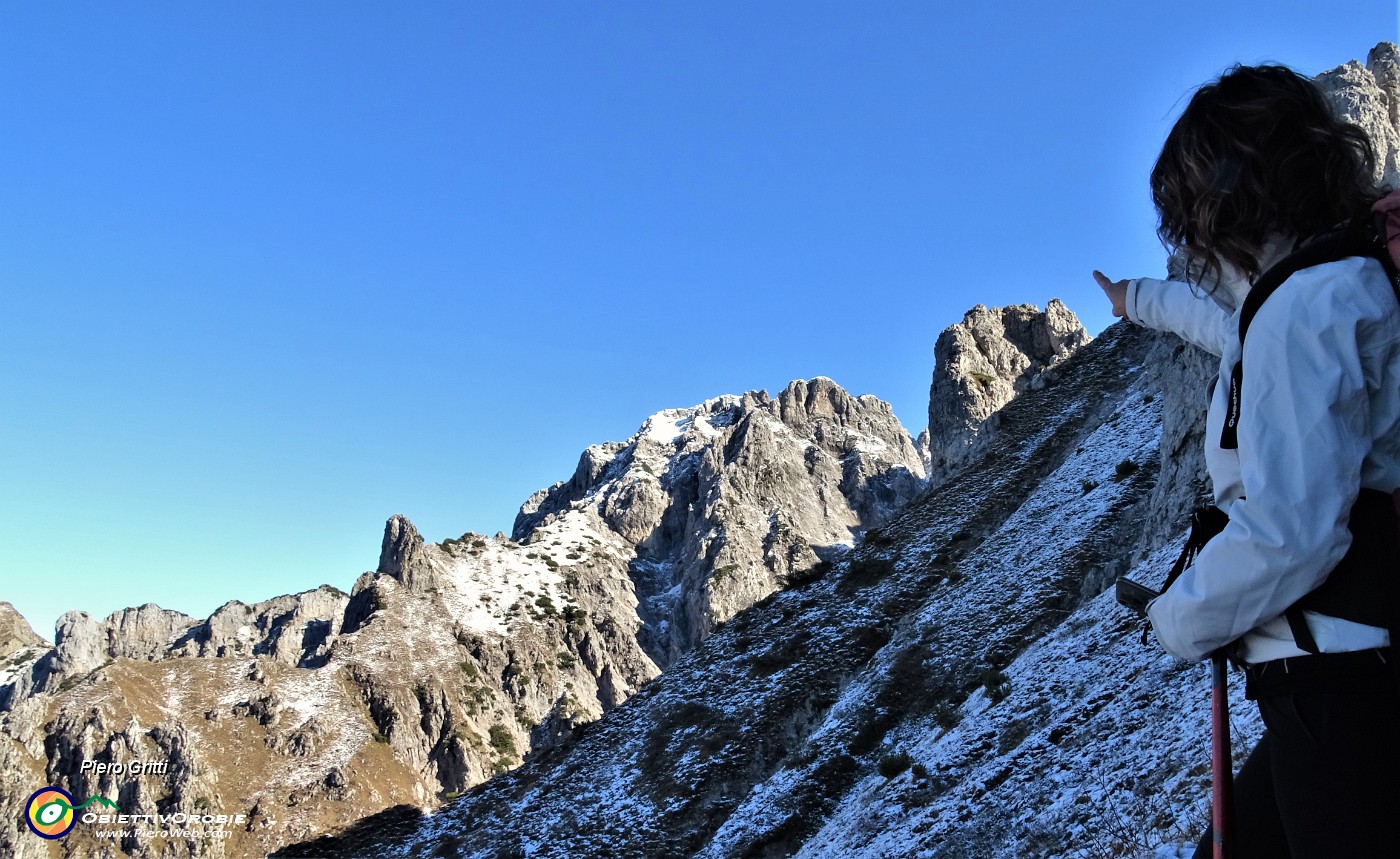 46 In salita verso il Colle Garibaldi vista in Grignetta.JPG